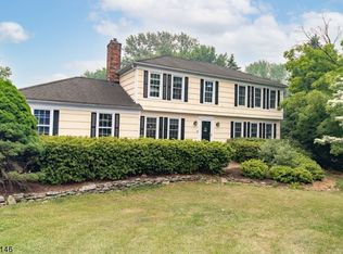 7 Harvest Ct, Clinton, NJ 08809