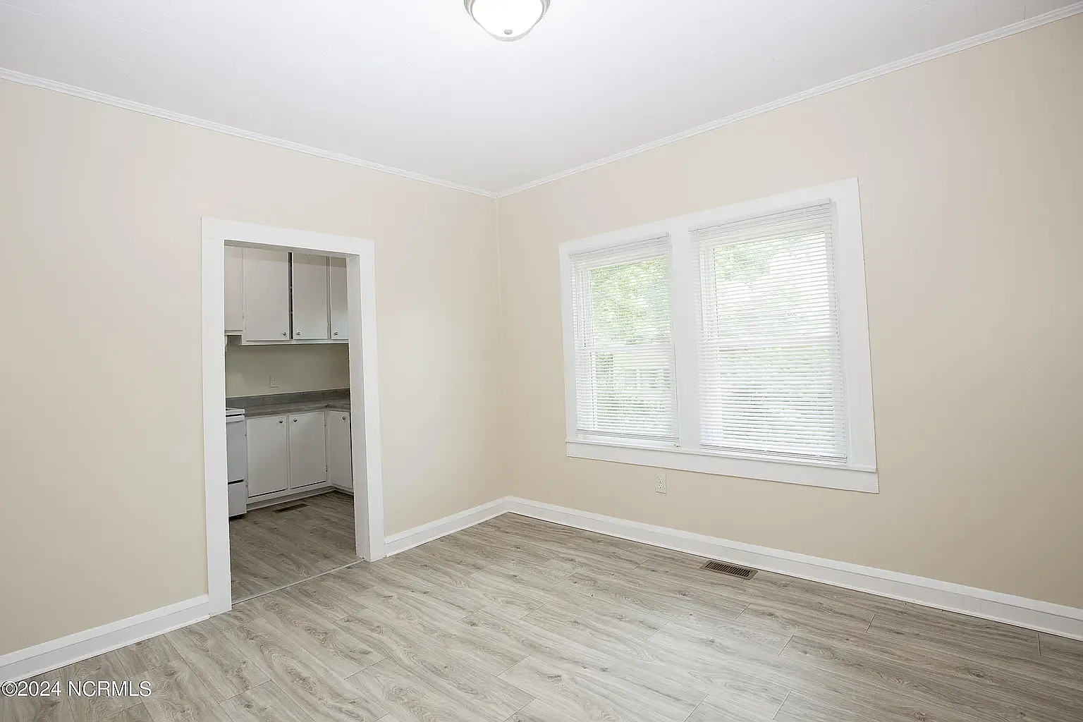 208 Robinson St — Photo 4