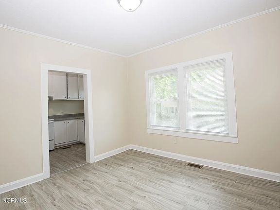 4th image of 208 Robinson St