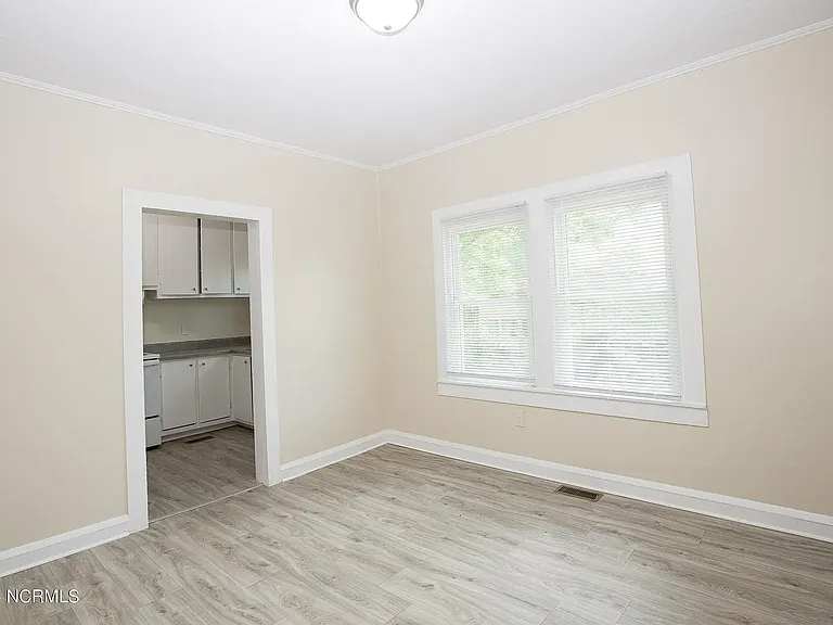 208 Robinson St — Photo 4