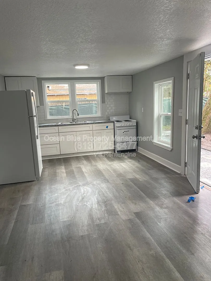Studio, 1.0 bath, 375 sqft, $825 — Photo 2