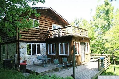 2124 SF hilltop retreat w/CA, 2 FPLs, & total privacy.