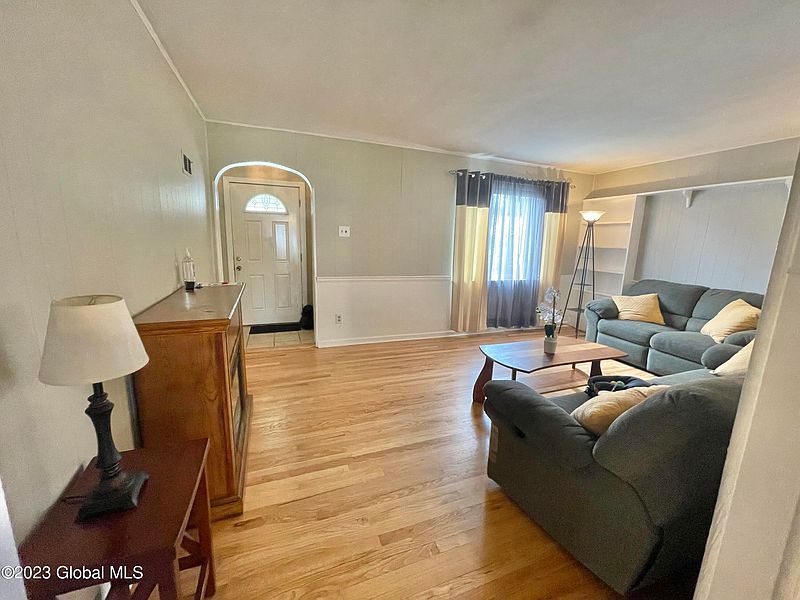 3rd image of 320 Kings Road