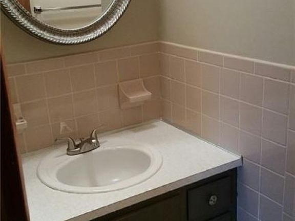 4th image of 907 N Highland Ave