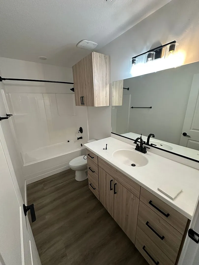 4 Bed 3.5 Bath Townhouse — Photo 3