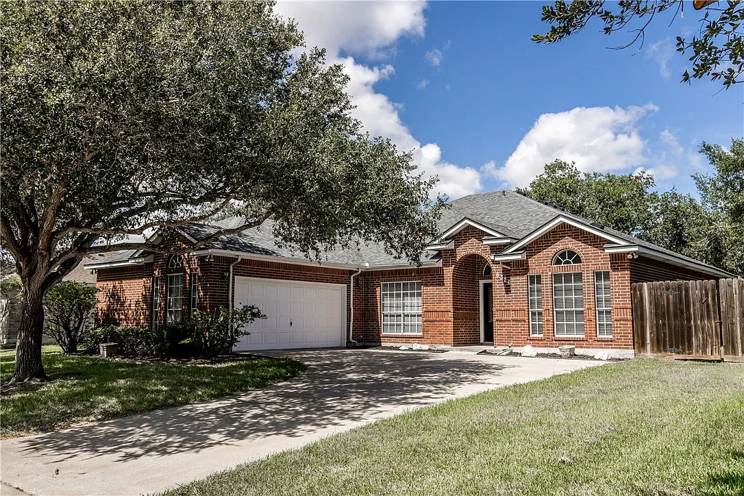 3 bed, 2.5 bath, 2326 sqft, $2,495 — Photo 1