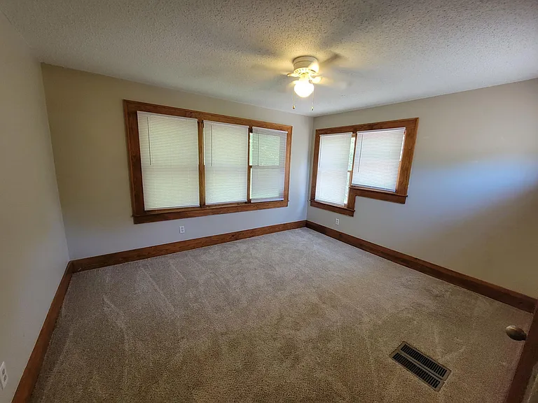 424 S Millwood St — Photo 10