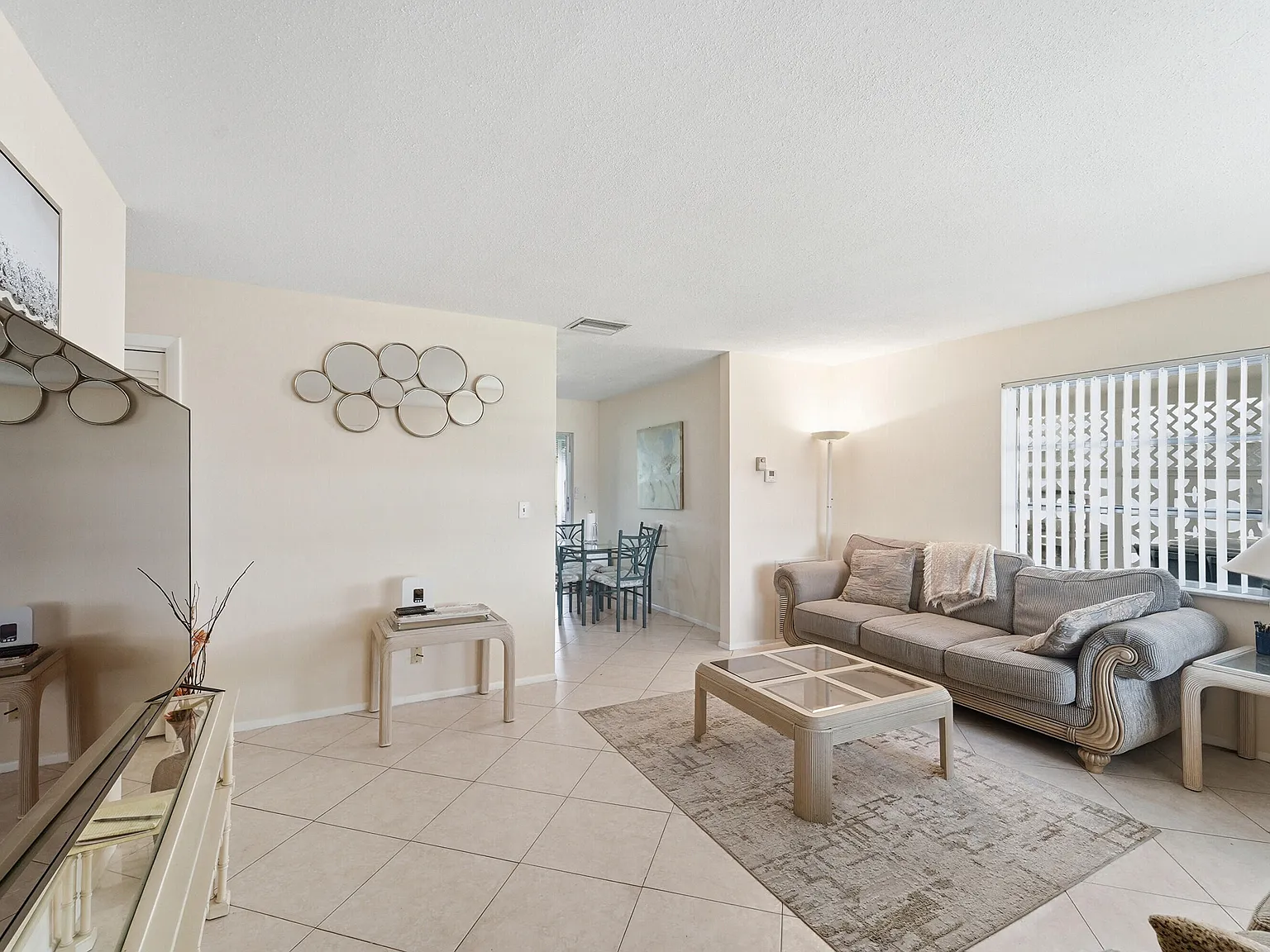2 bed, 1.0 bath, 1046 sqft, $2,200 — Photo 2