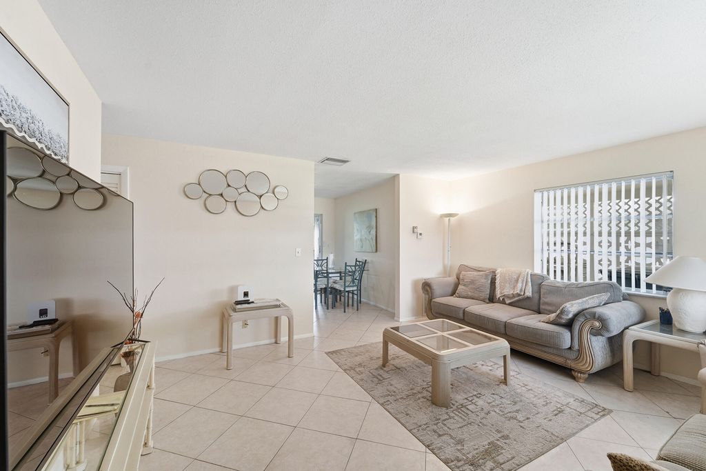 220 Leisure Blvd, photo 2