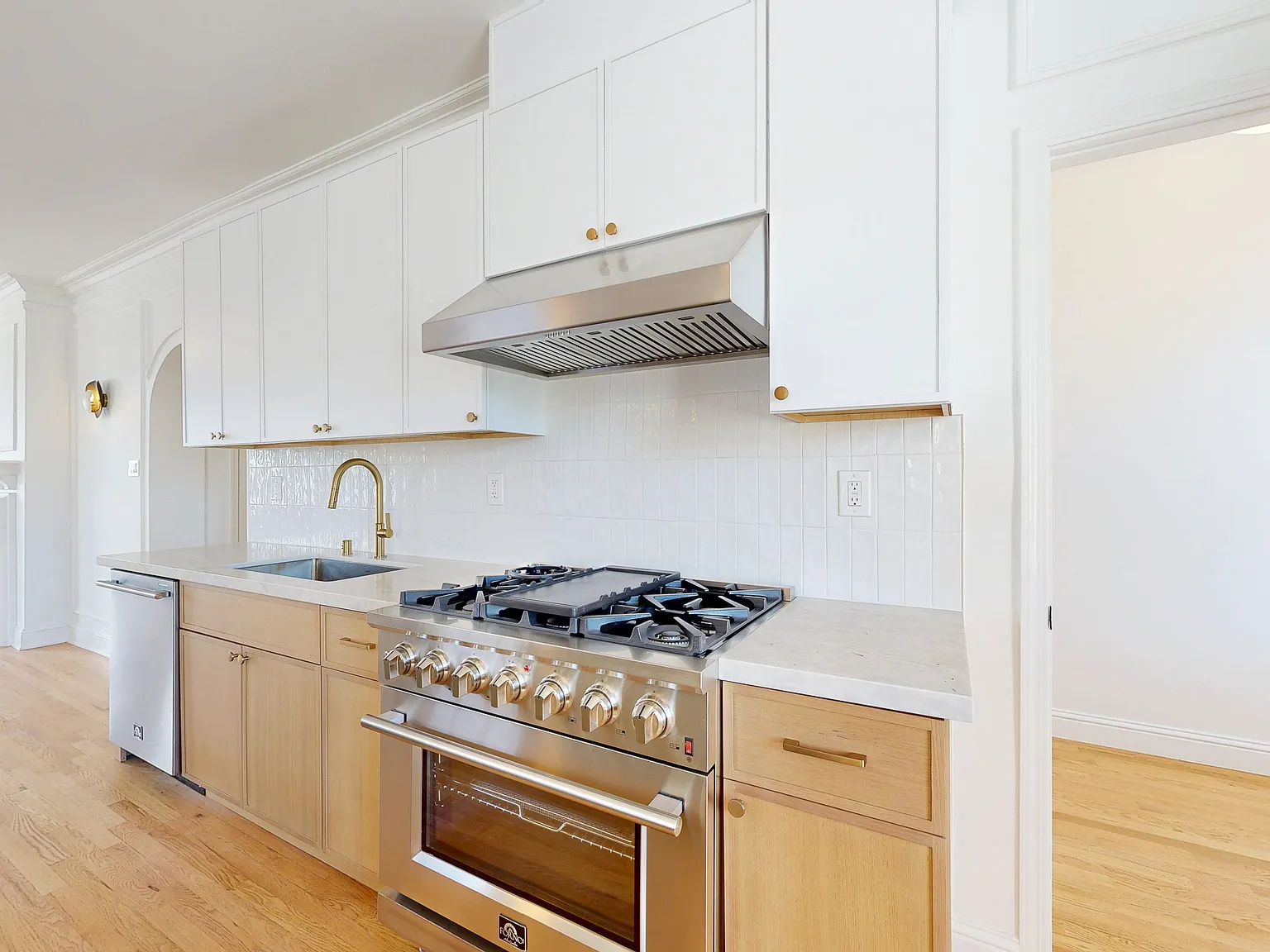 Spacious 3BR with Golden Gate Bridge Views | In-Unit Laundry | Pet Friendly — Photo 2