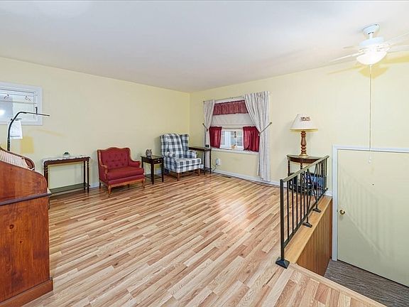 5th image of 97 Marion Dr