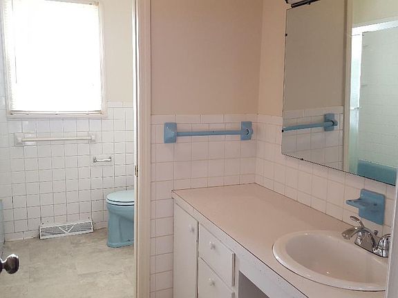 2nd image of 2527 Lee St