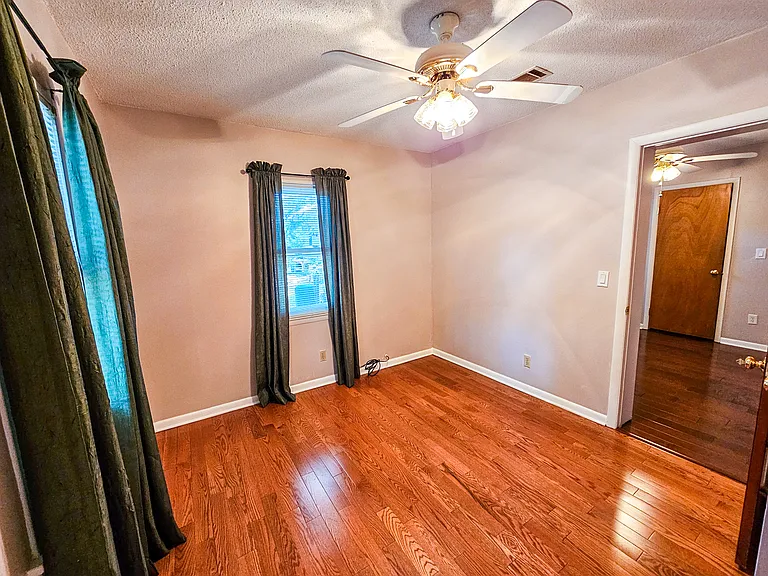 603 Huguenin Dr — Photo 17