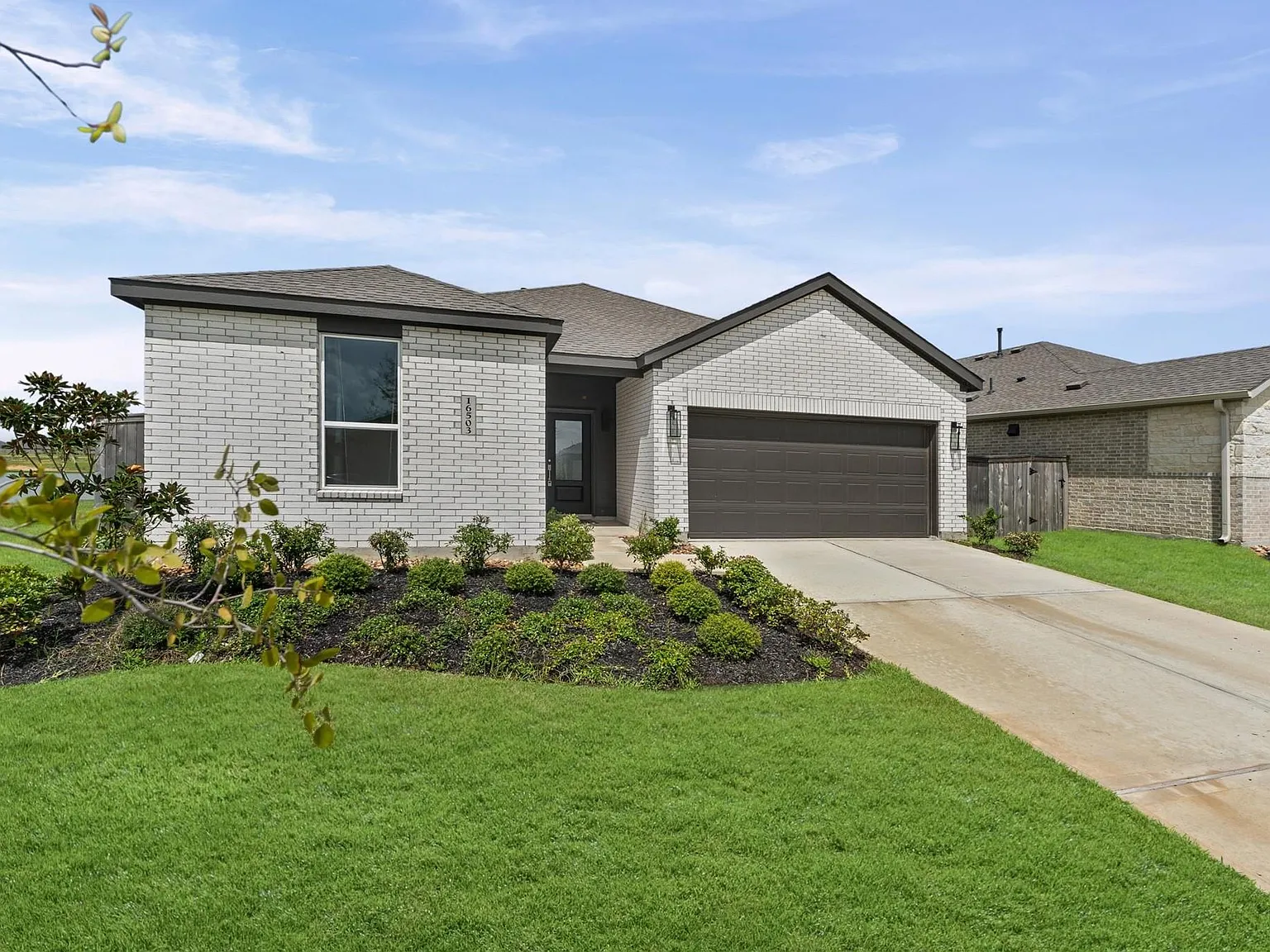 4 bed, 3.0 bath, 2233 sqft, $2,300 — Photo 4