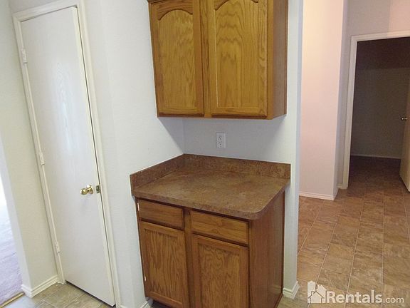 4th image of 2821 Goldfinch Dr