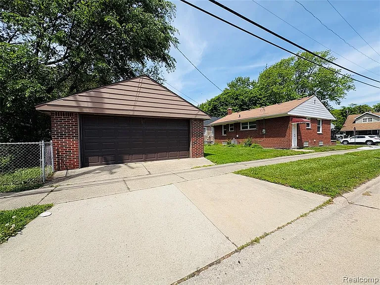 1040 E Maxlow Ave — Photo 20