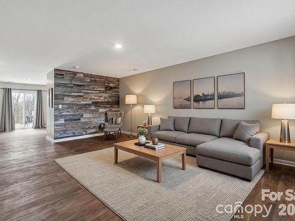 3rd image of 405 Bennington Dr
