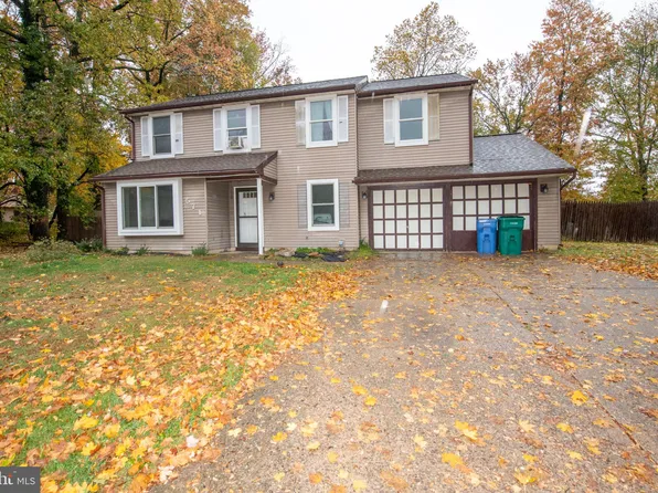 571 Fernwood Ln, Fairless Hills, PA 19030