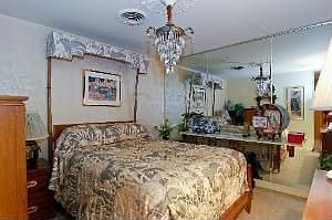 5th image of 521 W Dickens Ave