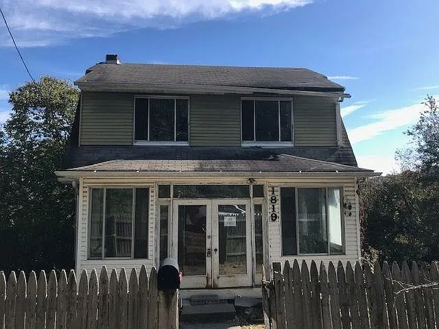1819 Fairacres Ave photo 1