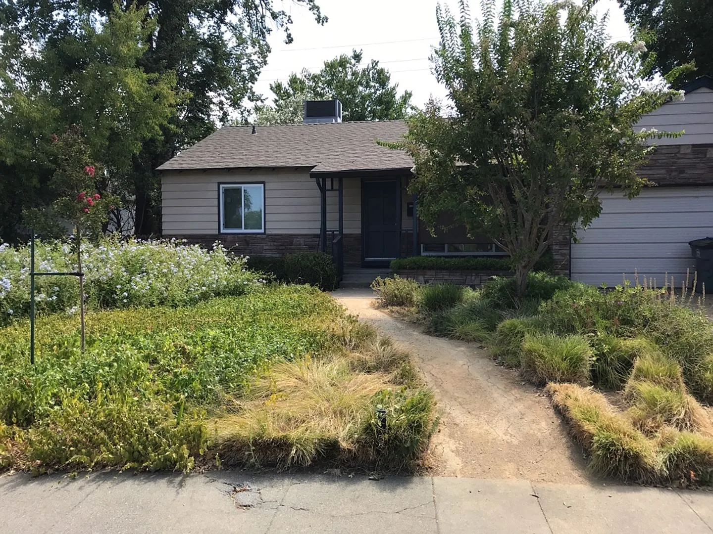 Fantastic 3 Bed 2 Bath home with pool — Photo 1