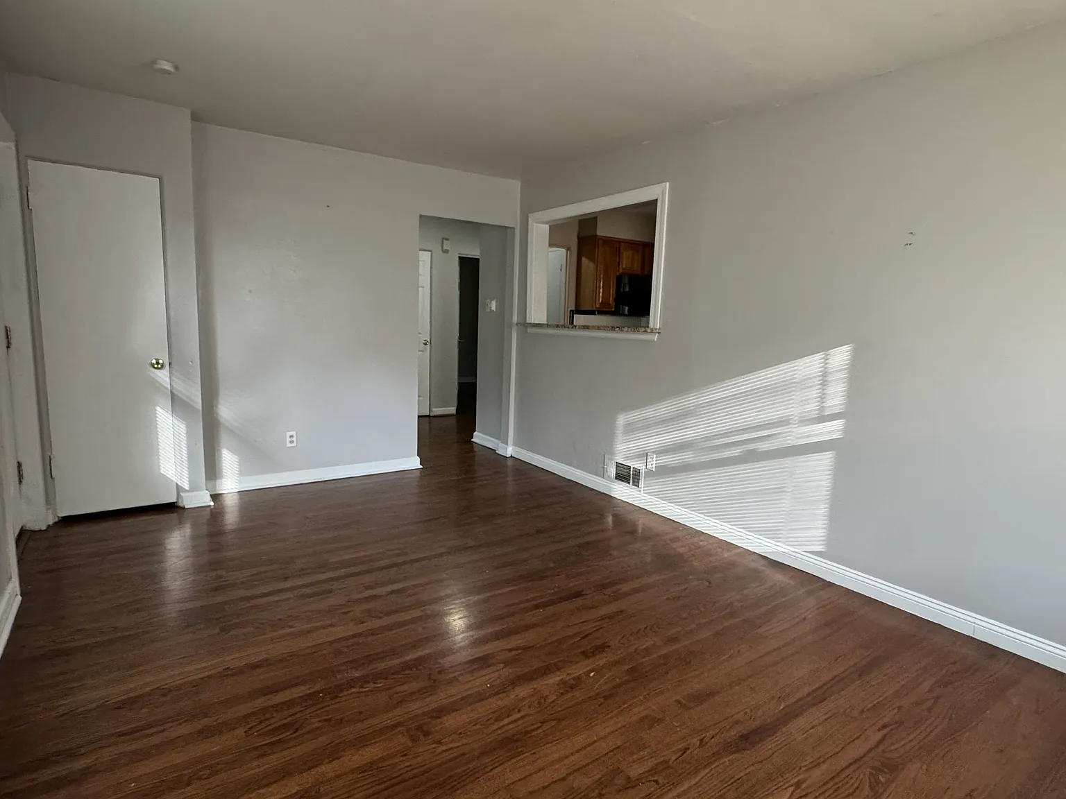 3 bed, 864 sqft, $1,500 — Photo 2