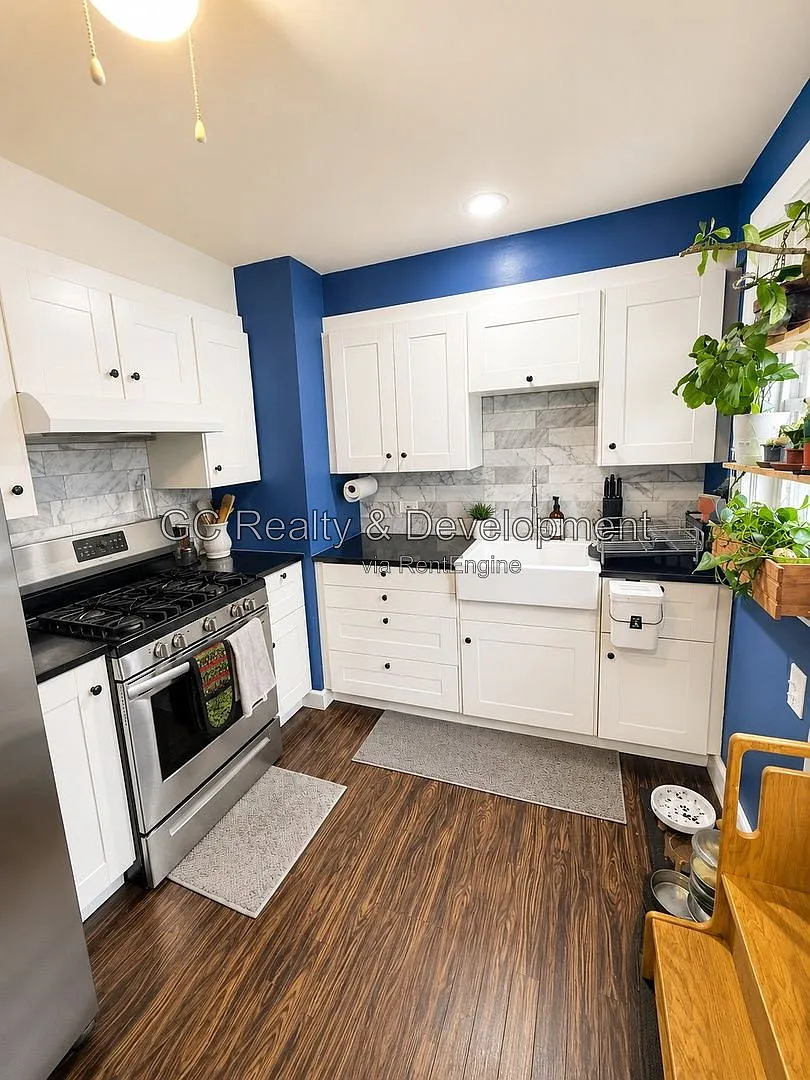 3 bed, 1.0 bath, 1302 sqft, $2,995 — Photo 2