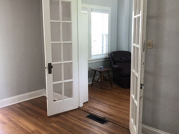5th image of 921 Magnolia St