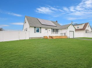 72 E Neptune Ave, Lindenhurst, NY 11757