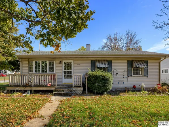 1519 Maenner Dr, Omaha, NE 68114
