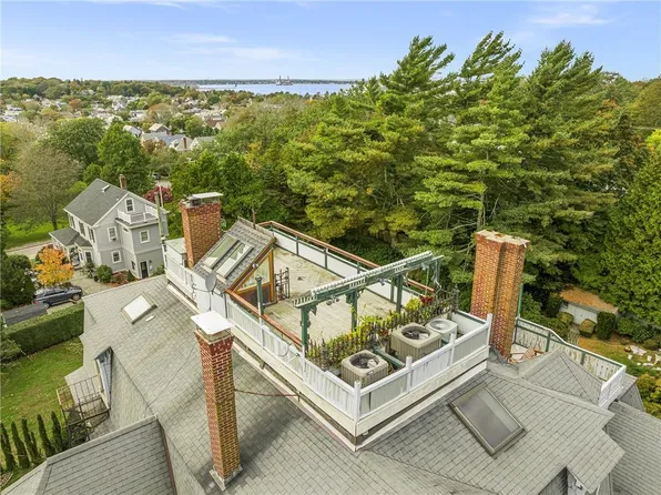 6 Howe Ave APT 7, Newport, RI 02840