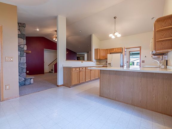 3rd image of 102 N Aquila Ct