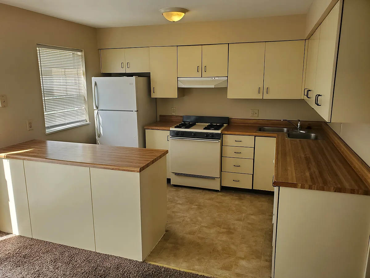 Kitchen which comes with range/oven and Fridge. - 93 Woodlake Ct