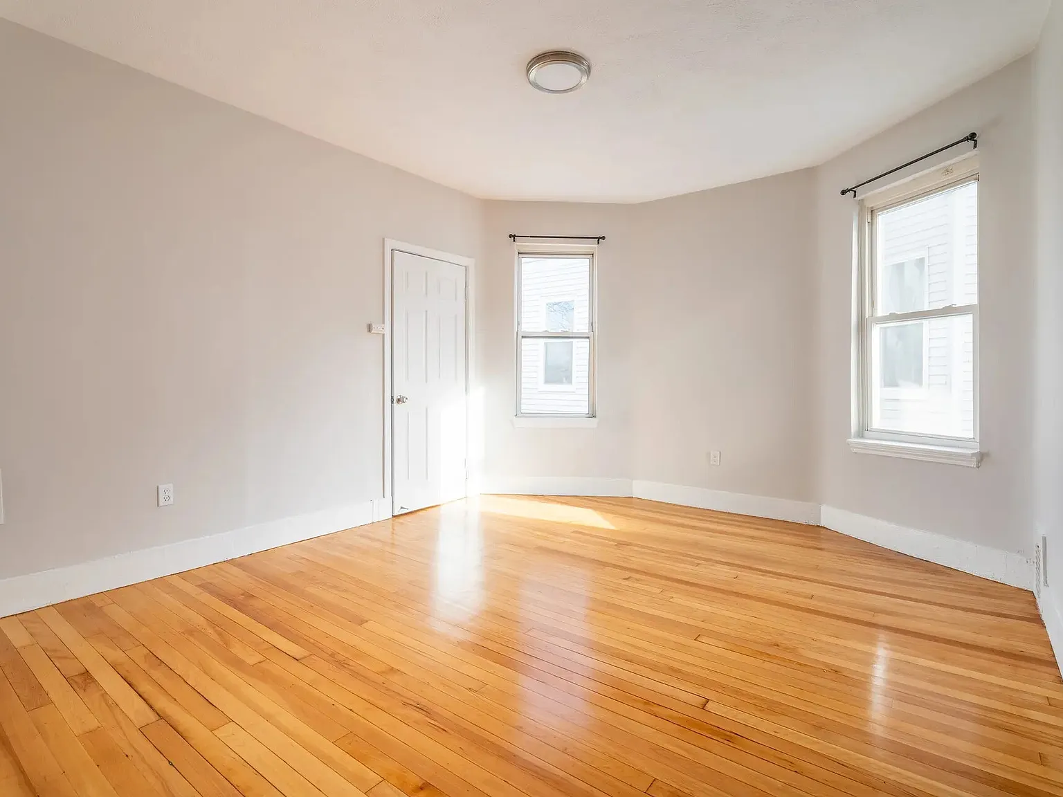 3 bed, 9999 sqft, $3,000 — Photo 3