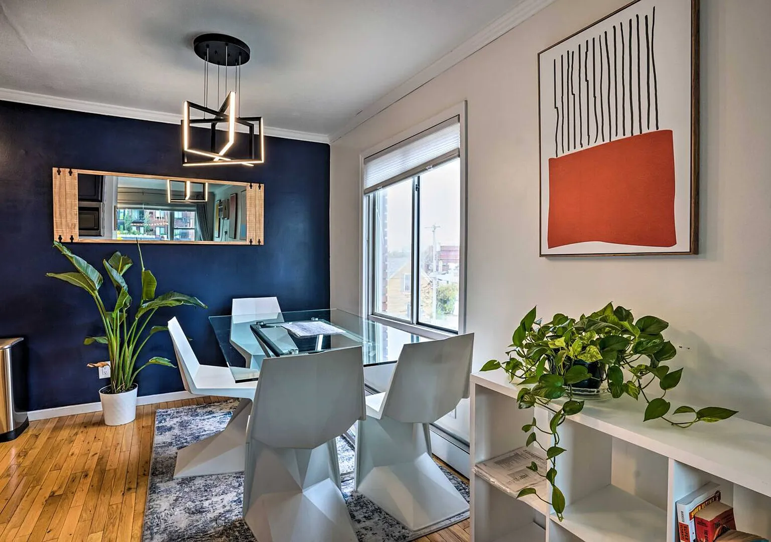Prime Uptown Living: Walk to Lakes and Trendy Restaurants! — Photo 2