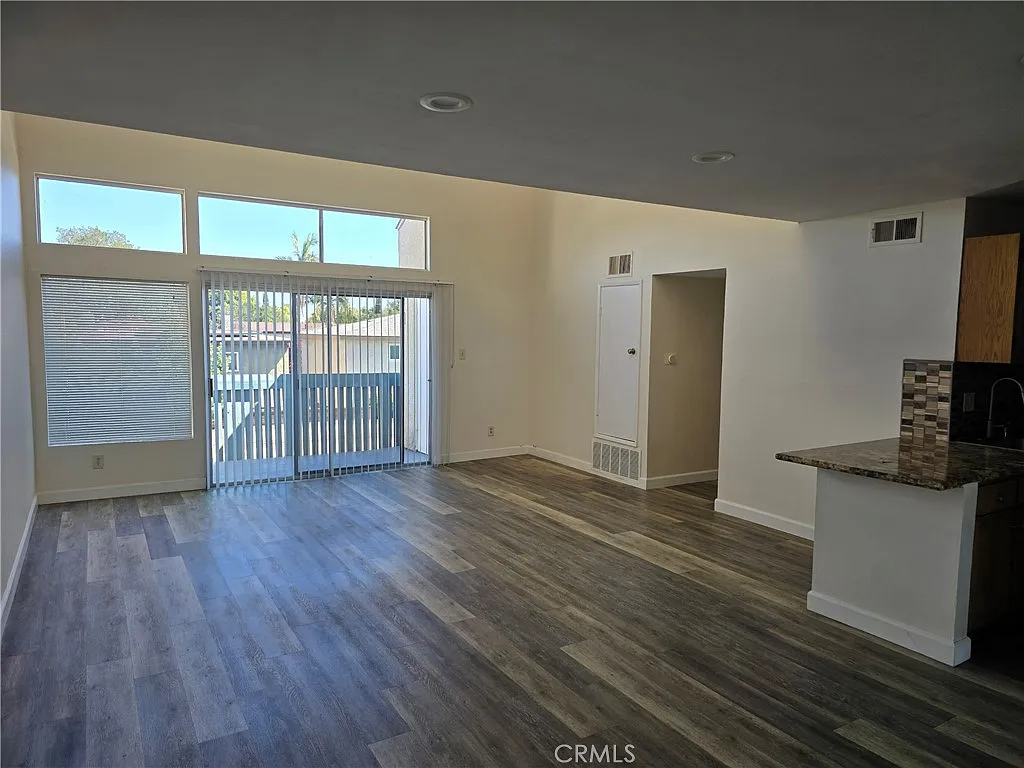 3 bed, 1096 sqft, $3,200 — Photo 2