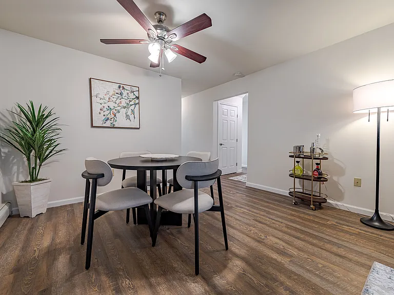 Park Apartments — Photo 6