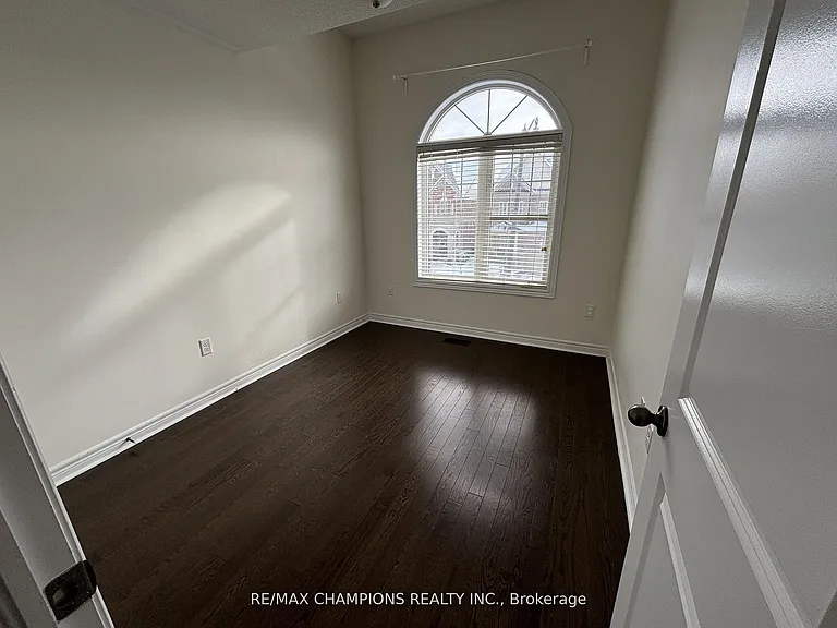 64 Pennycross Cres — Photo 16