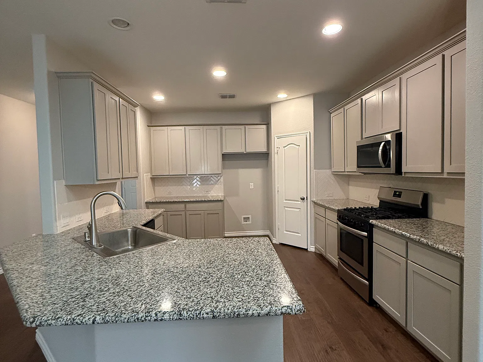 4 bed, 2.5 bath, 3282 sqft, $3,200 — Photo 3