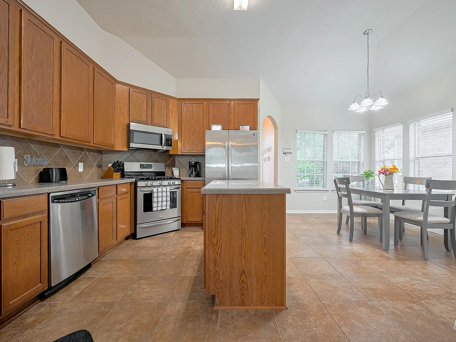 3 bed, 1832 sqft, $2,695 — Photo 3