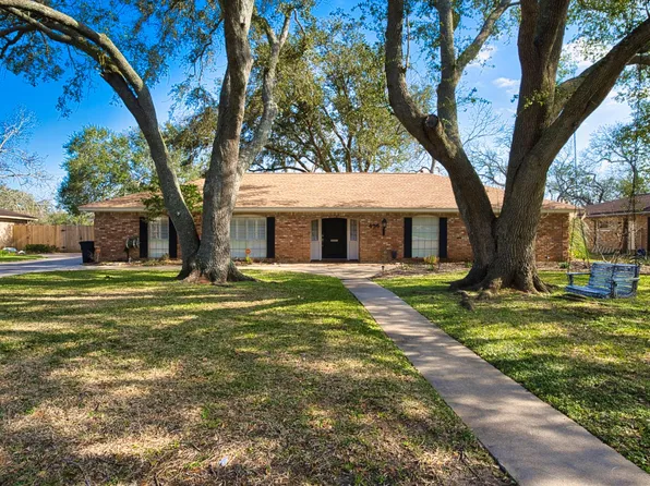 436 Forest Dr, Lake Jackson, TX 77566