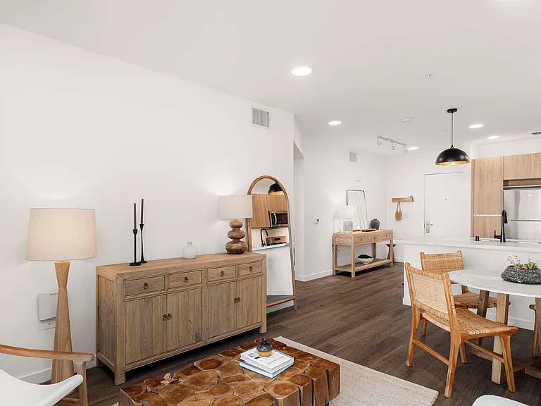 Eddy Redondo Residences — Photo 59