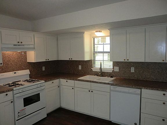 5th image of 102 Magnolia St