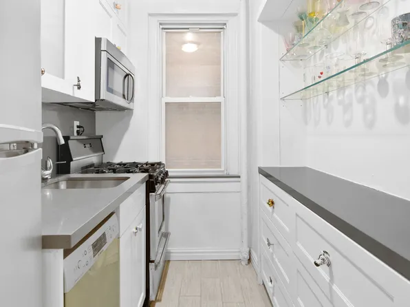 110 East 87th Street 3F image 2 of 7