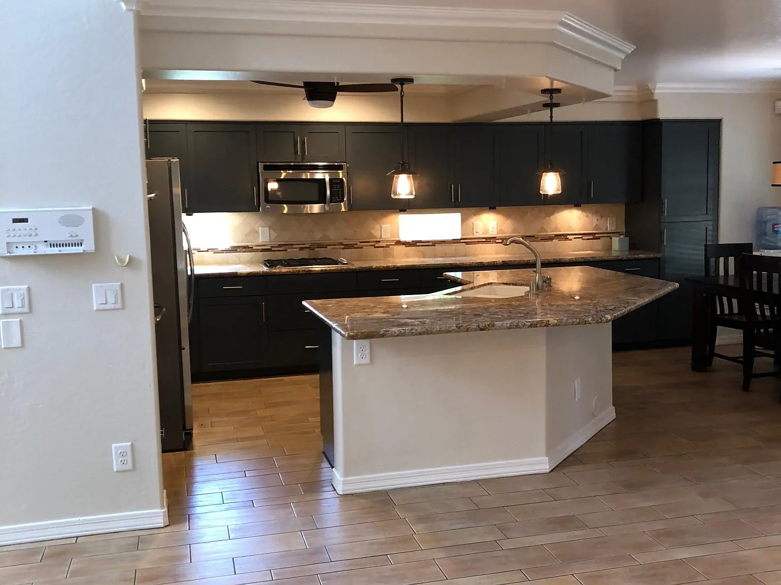 4 bed, 2.5 bath, 3050 sqft, $3,500 — Photo 3