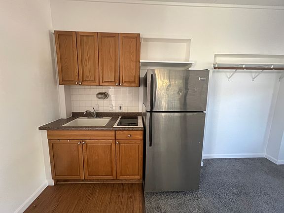 5th image of 611 W 1st St Unit B