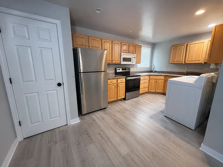 71 1/2 73 Walnut St #101 — Photo 3