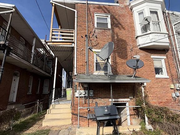 3rd image of 948 W Princess St
