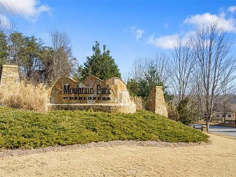 445 Stoneybrook Dr — Photo 2