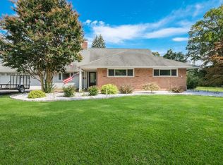 2 Firebush Rd, Levittown, PA 19056